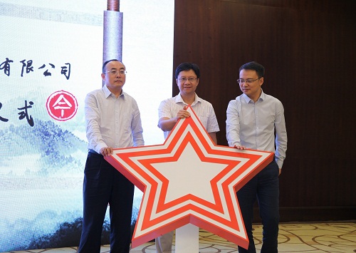 方正電子總裁楊斌（中）、華為中國區企業BG廣電媒資業務部副部長張宏中（右一）、方正電子數字出版與教育業務部總經理劉長明（左一）共同發布融合云出版解決方案.jpg