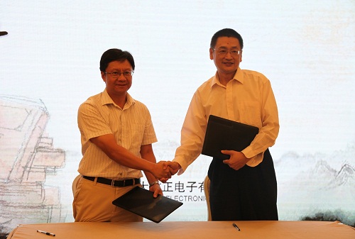 方正電子總裁楊斌（左）、國家開放大學出版傳媒集團總編輯、中央廣播電視大學出版社總編輯任巖（右）代表雙方簽約.jpg